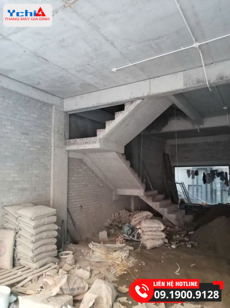 Kỹ sư thang máy Ychi thực hiện khảo sát trực tiếp tại công trình