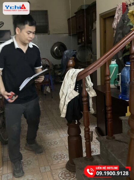 Kỹ sư của Ychilift khảo sát công trình lắp thang máy cho nhà cải tạo