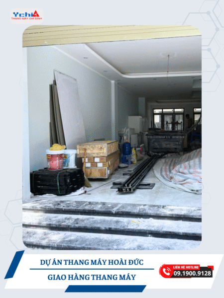 Các kiện thang máy Ychilift được vận chuyển cẩn thận bằng xe tải, tập kết an toàn trước cửa công trình tại Hoài Đức.