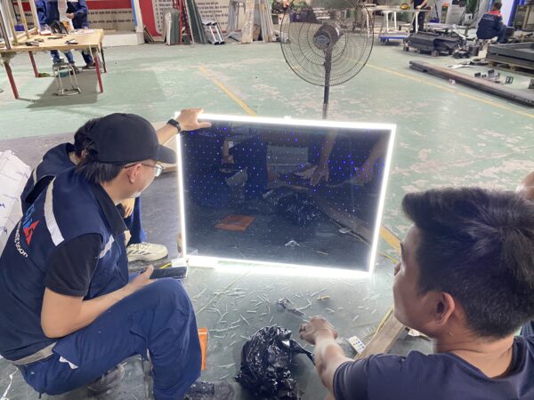 Kỹ thuật viên Ychilift thử nghiệm trần đèn led 