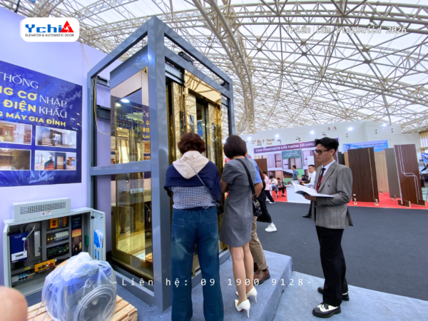 Nhân viên kinh doanh Ychi tư vấn thang máy cho khách hàng