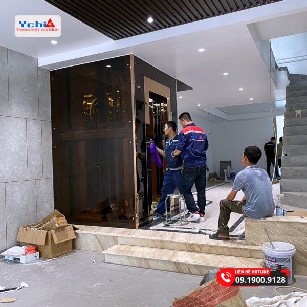Thang máy kính được Ychi Việt Nam vệ sinh trước khi bàn giao cho chủ nhà