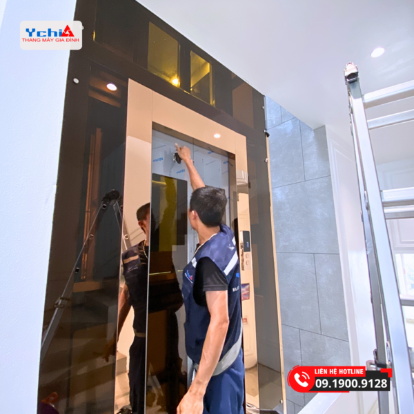 Kỹ thuật viên Ychi thực hiện vệ sinh cửa tầng thang máy kính cho dự án tại Vĩnh Phúc