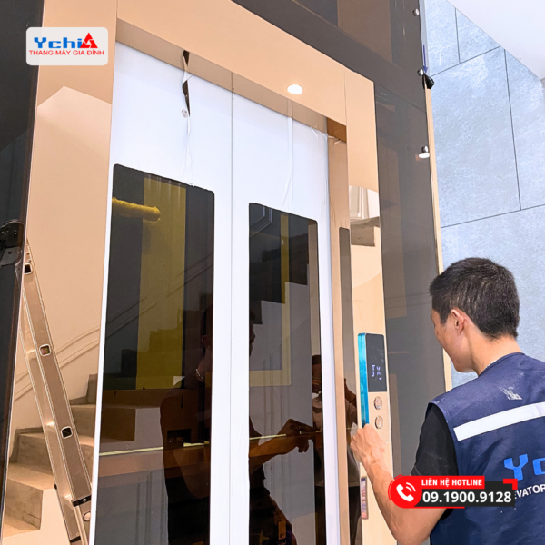 Kỹ thuật viên Ychi thực hiện vệ sinh mặt gọi thang máy cho dự án tại Vĩnh Phúc