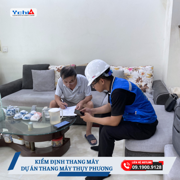 Gia chủ hài lòng ký nhận biên bản nghiệm thu công trình thang máy
